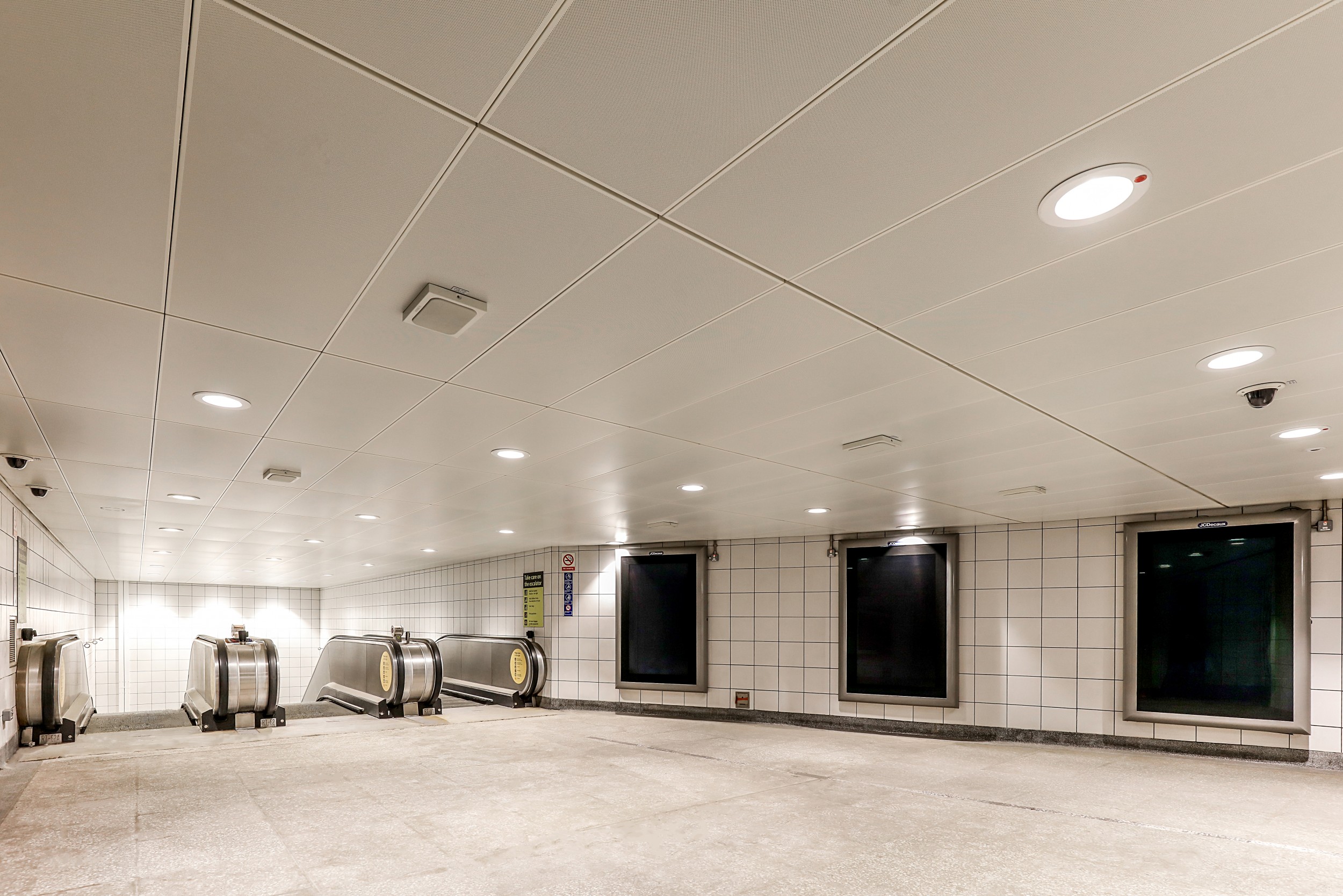 london-bridge-station-features-the-hunter-douglas-safety-loop-system